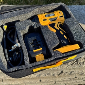 Die Autder ‎AD380 liegt in ihrer Transporttasche.