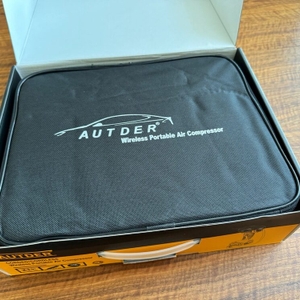 Der geöffnete Karton der Autder ‎AD380 von oben.