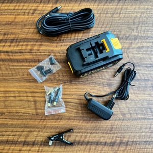 Das Zubehör der Autder ‎AD380 liegt auf einem Tisch.