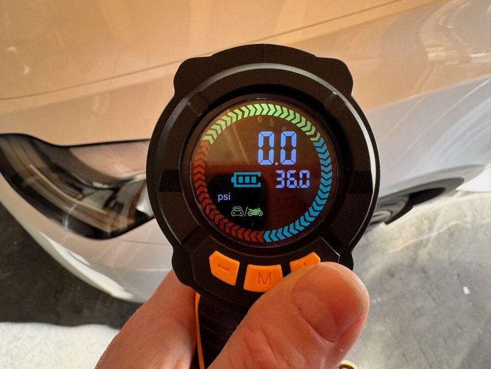 Das Display der Autder ‎AD380 zeigt 36 psi, ein Auto und ein Motorrad.
