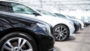 Test von Auto-Abos: Mehrere Fahrzeugmodelle stehen in einem Autohaus nebeneinander.