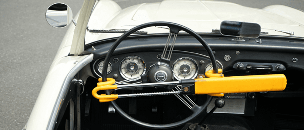 Auto-Diebstahlschutz im Test: Lenkradsperre an einem Cabrio-Oldtimer