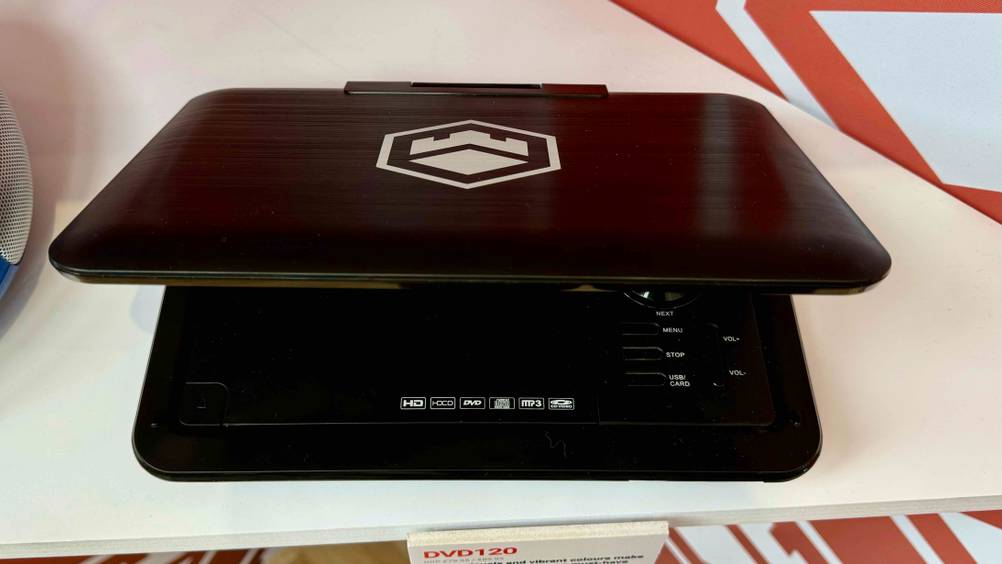 Auto-DVD-Player im Test: Ein Gerät mit leicht geschlossenem Deckel mit Logo.