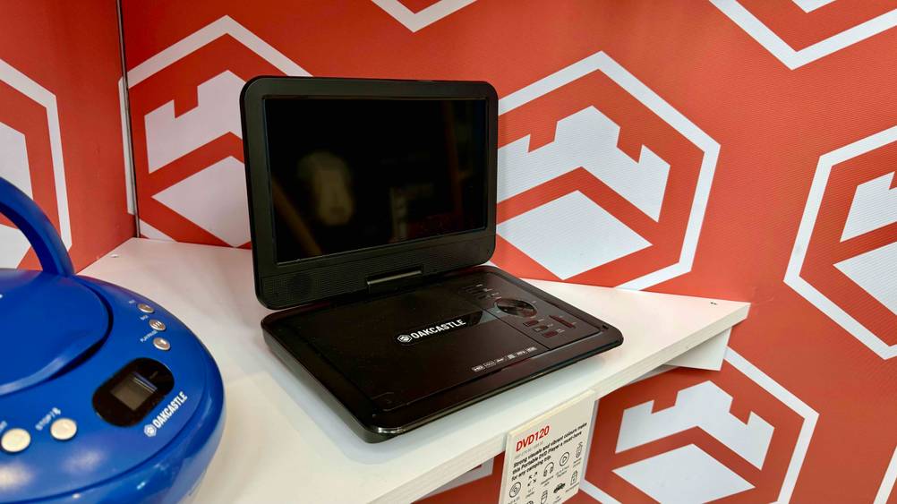 Getestet: Ein Auto-DVD-Player von der linken Seite auf einem Regal mit anderen Produkten.