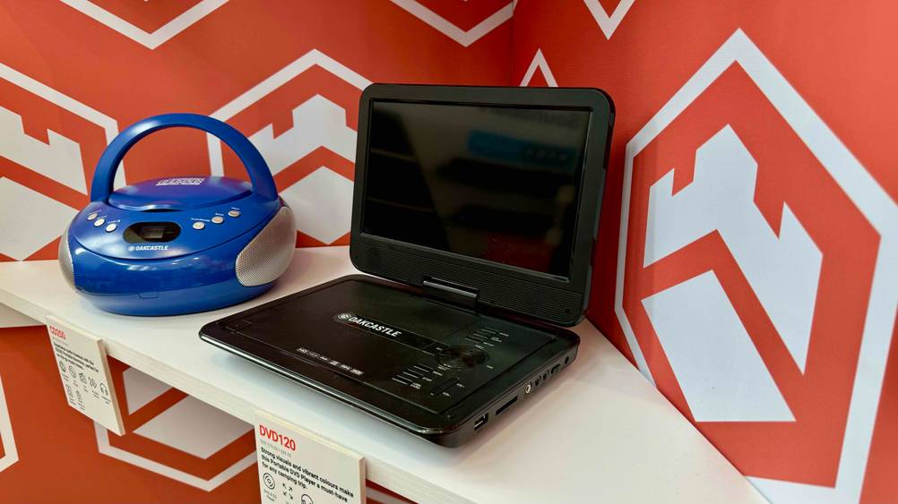 Auto-DVD-Player getestet: Ein Gerät von der rechten Seite mit Anschlussmöglichkeiten.