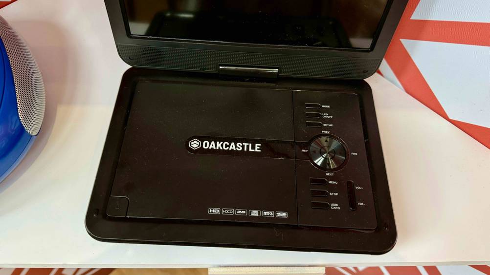 Nahaufnahme der Bedienelemente eines getesteten Auto-DVD-Players auf einer hellen Fläche.