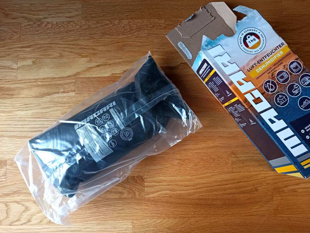 Auto-Entfeuchter neben der Originalverpackung.