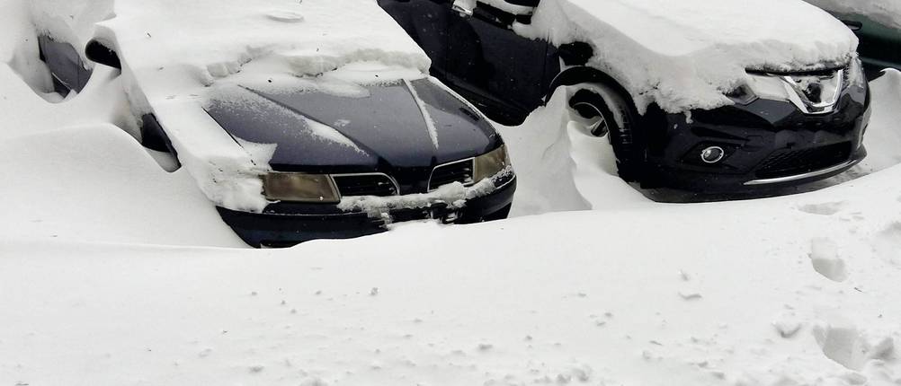 Auto-Halbgarage Schnee