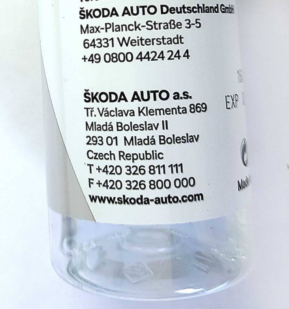 Auto-Innenraumreiniger-Test: Nahaufnahme der Herstelleradresse auf der Verpackung.