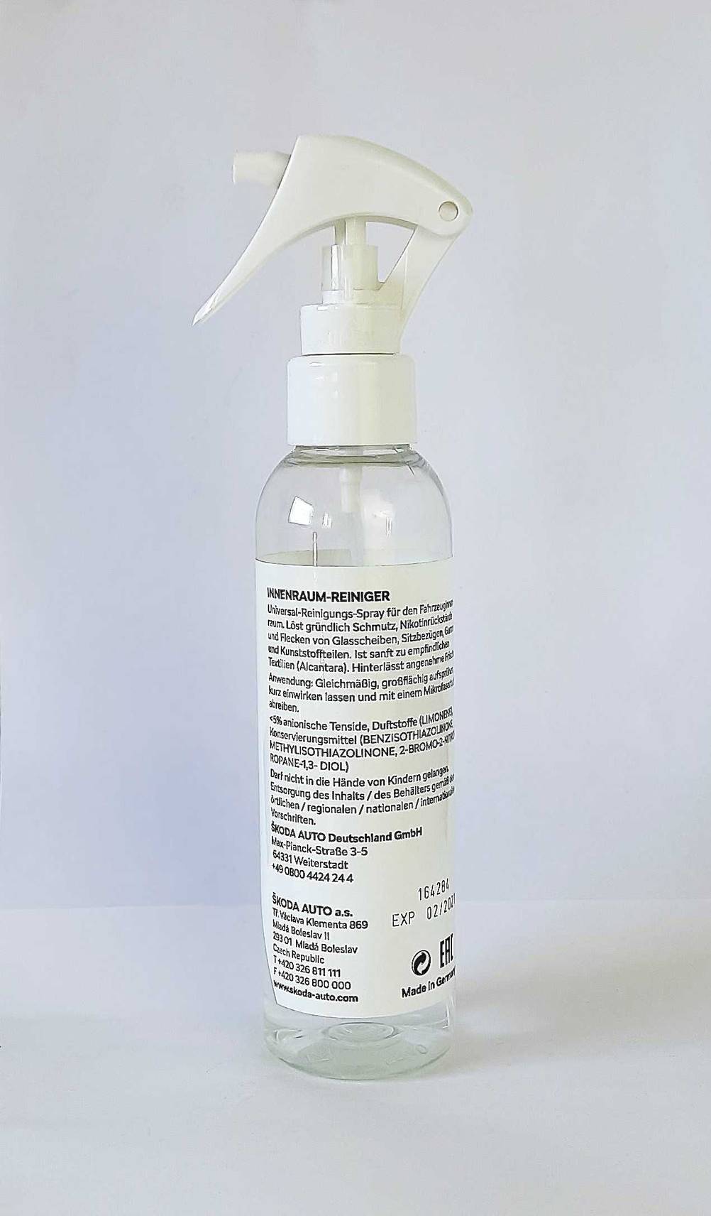 Eine Flasche des Auto-Innenraumreiniger im Test mit der Rückseite nach vorne.