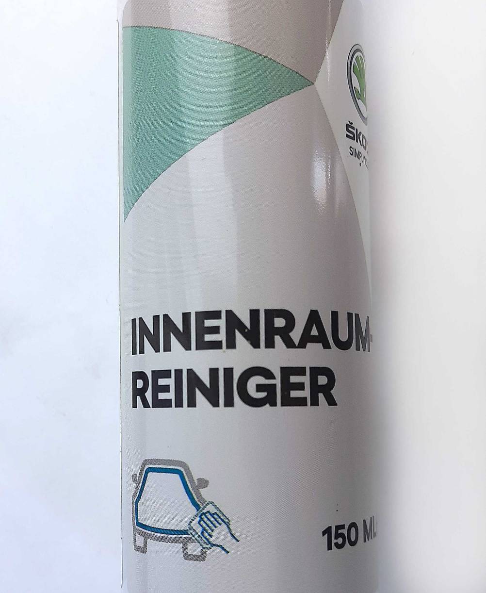 Auto-Innenraumreiniger im Test: Nahaufnahme der Artikelbezeichnung auf der Verpackung.
