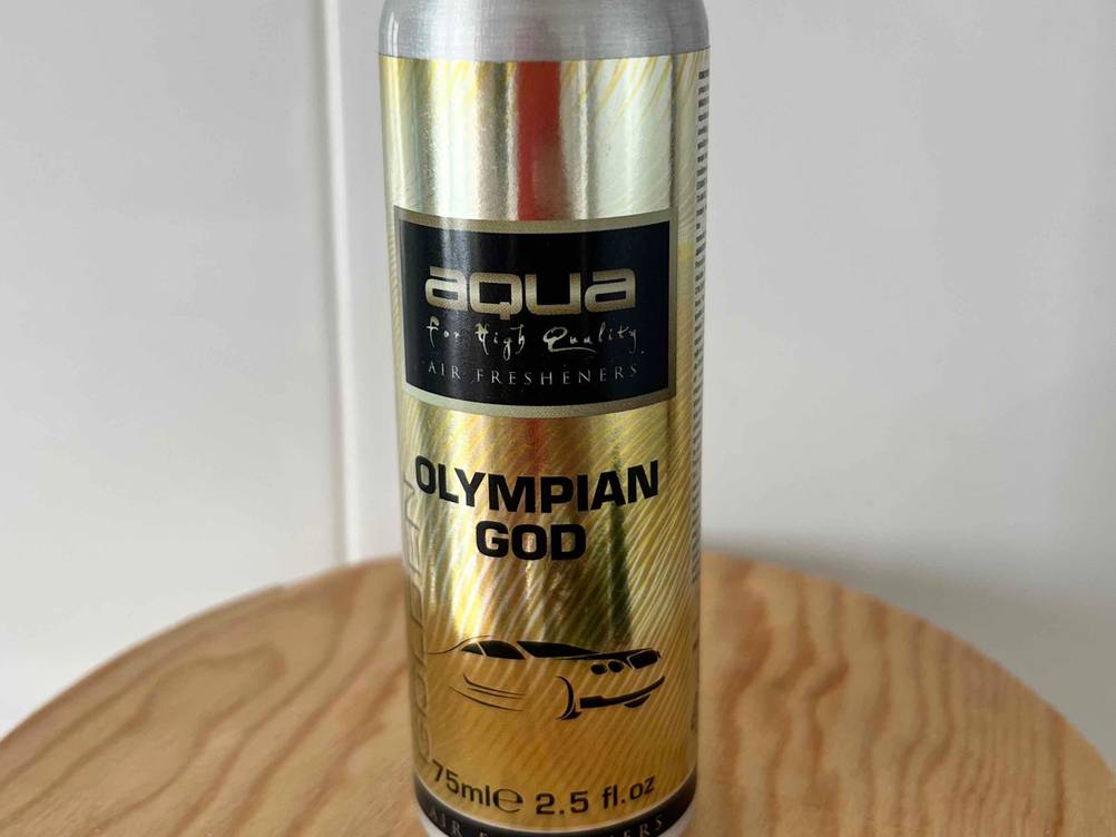 Nahaufnahme des Labels auf der Vorderseite der Flasche des getesteten Auto-Lufterfrischers mit Logo.
