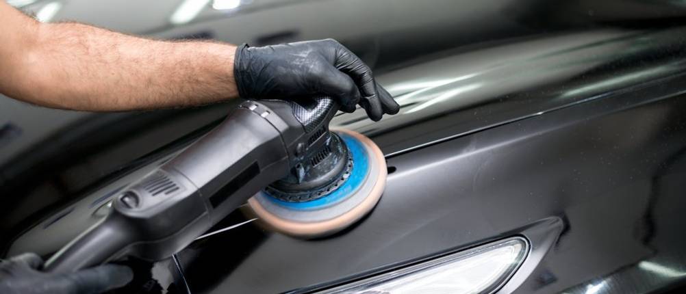 Autolack polieren mit Poliermaschine
