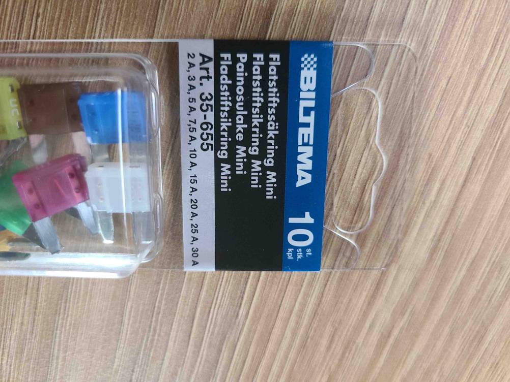 Auto-Sicherungen im test: Nahaufnahme der Verpackung von vorne mit Logo und Artikelbezeichnung.