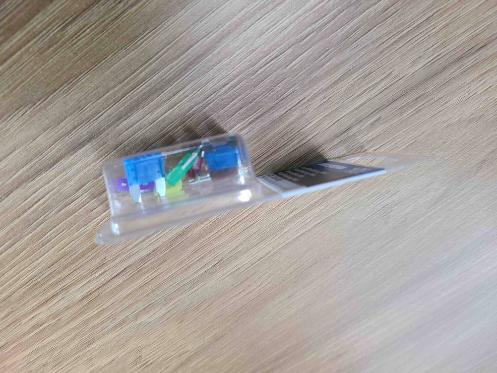 Seitenansicht der getesteten Auto-Sicherungen in der transparenten Verpackung.