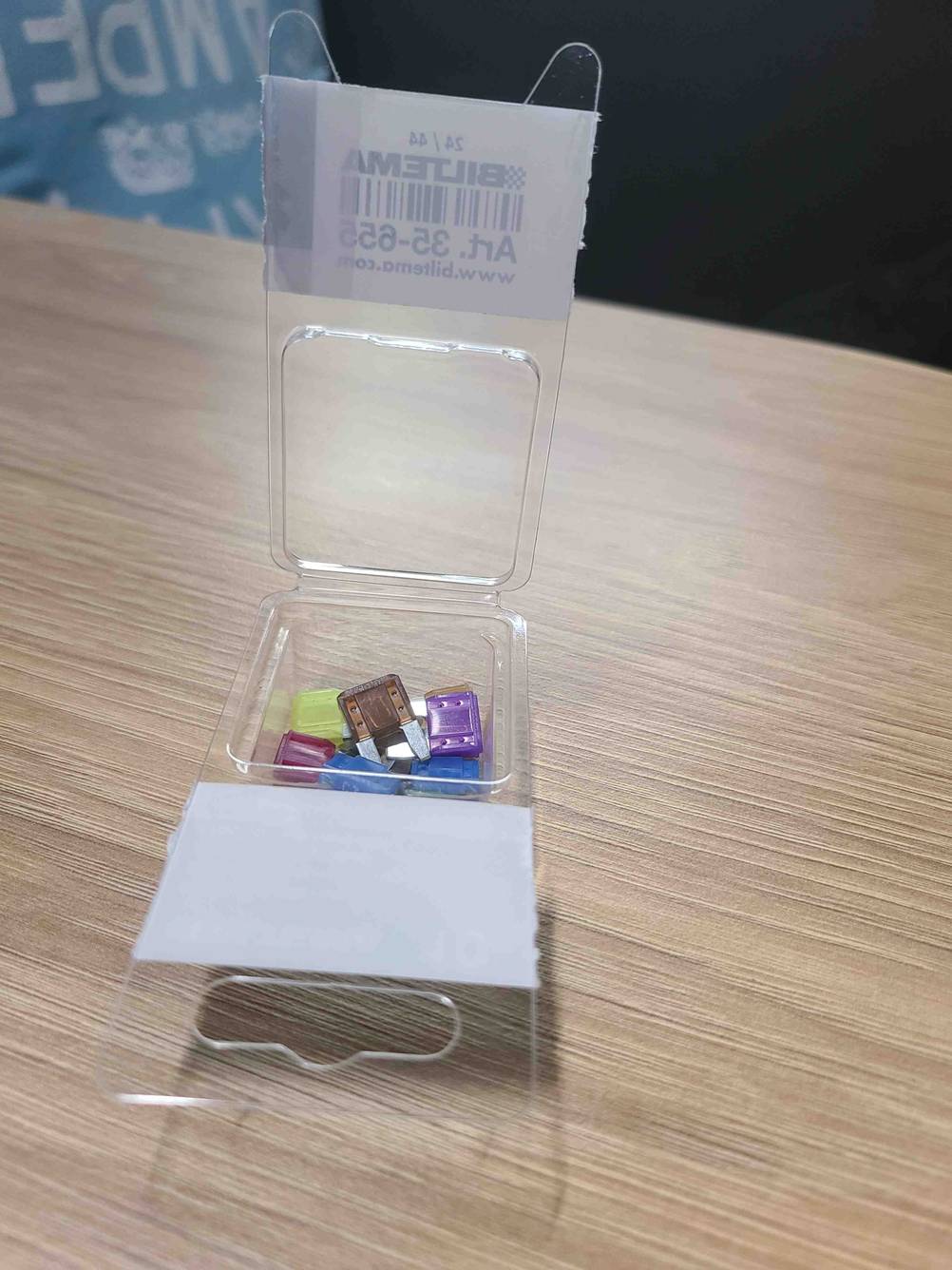 Auto-Sicherungen im Test: Die Auto-Sicherungen in der transparenten Verpackung liegend.