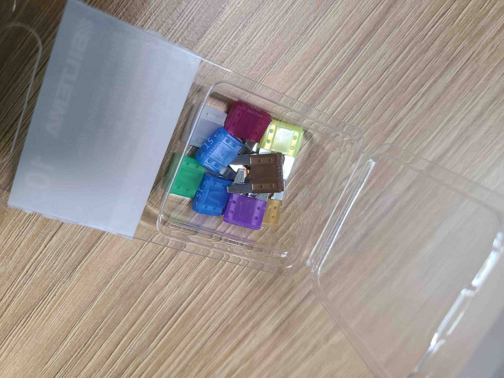 Auto-Sicherungen-Test: Die Sicherungen liegen in der transparenten Verpackung.