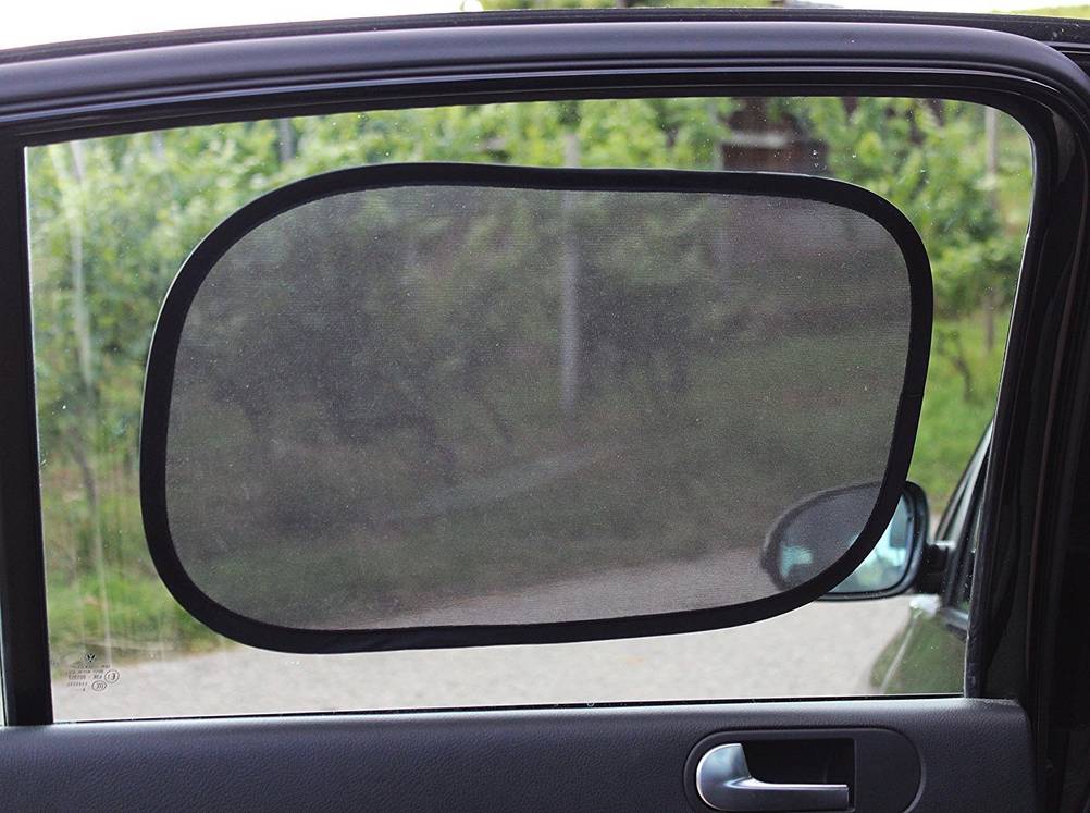 Auto-Sonnenschutz getestet: Montierter Schutz auf der hinteren Seitenscheibe.