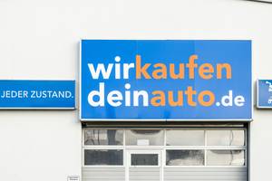 Plattformen zum Auto verkaufen im Test: Werbeschild von