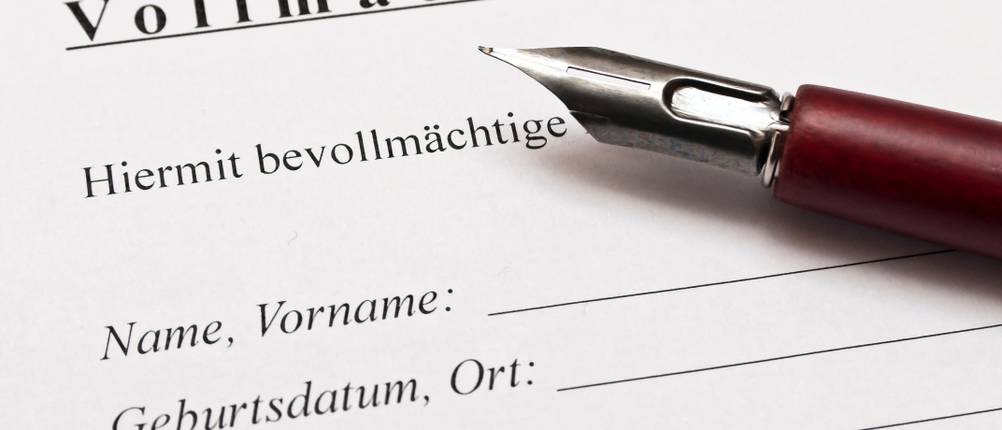 Ein Füller liegt auf einer ausgedruckten Vollmacht.