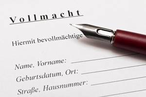 Test der Plattformen zum Auto verkaufen: Ein Füller liegt auf einer ausgedruckten Vollmacht.