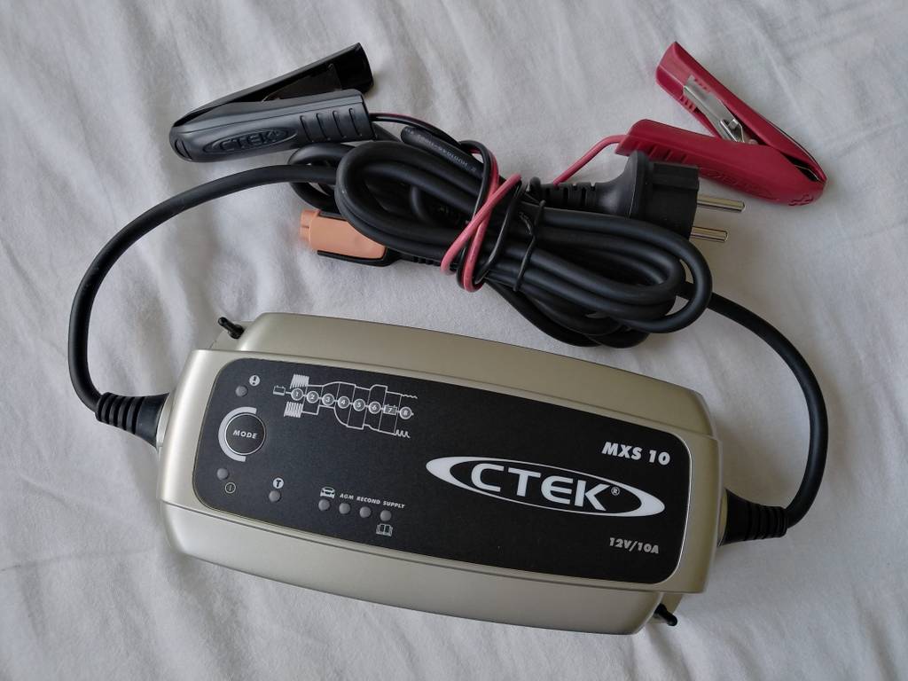 CTEK Autobatterie-Ladegerät liegend