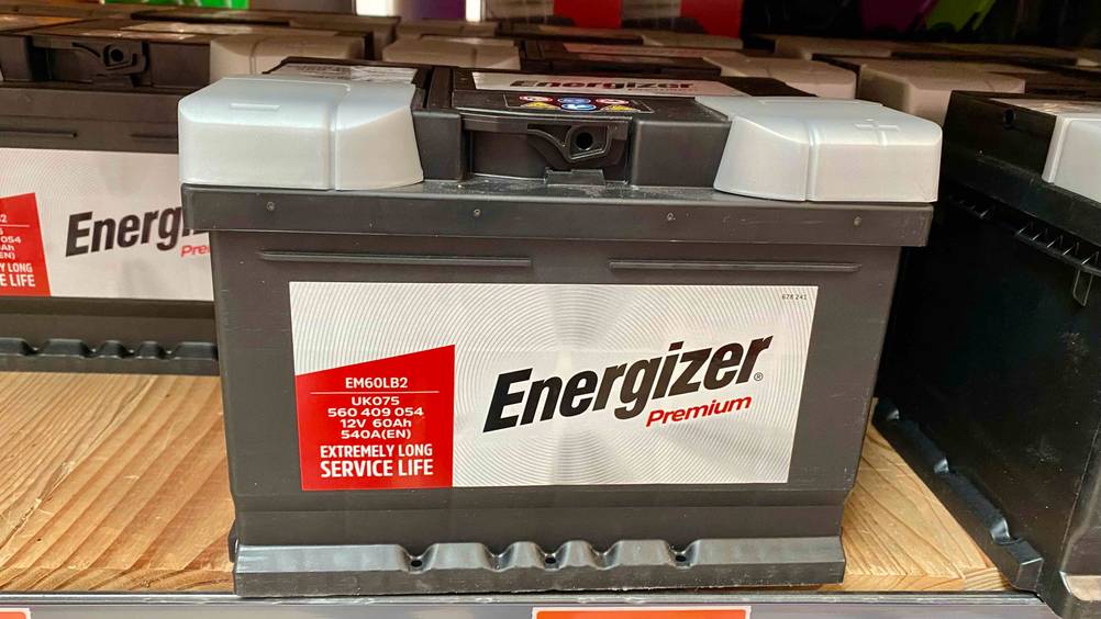 Eine Autobatterie mit 60 Ah im Test: Eine Autobatterie mit 60 Ah befindet sich verpackt in einem Kaufhaus.