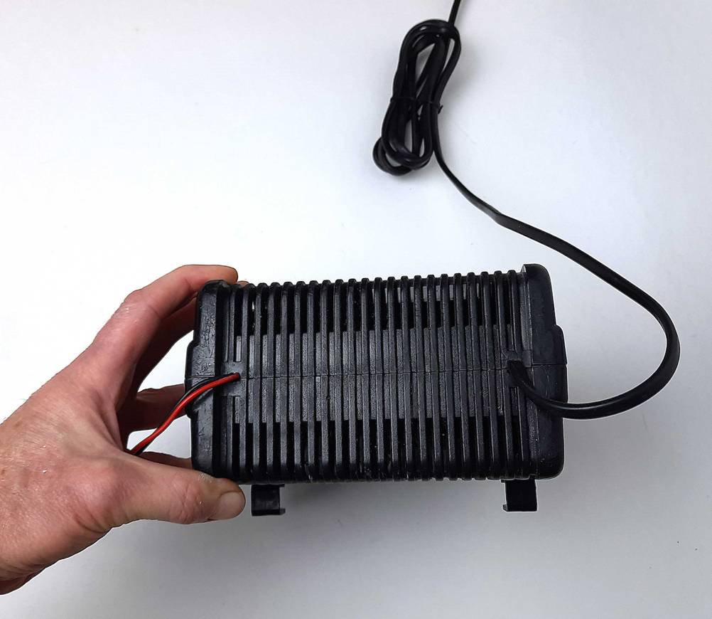 Autobatterie-Ladegerät getestet: Der Boden des Gerätes mit Kabeln.