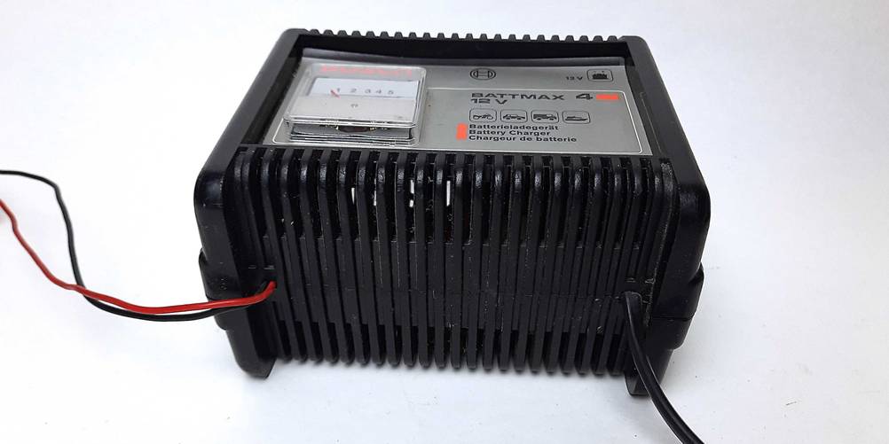 Autobatterie-Ladegerät im Test: Ein Autobatterie-Ladegerät liegt auf weißem Untergrund.