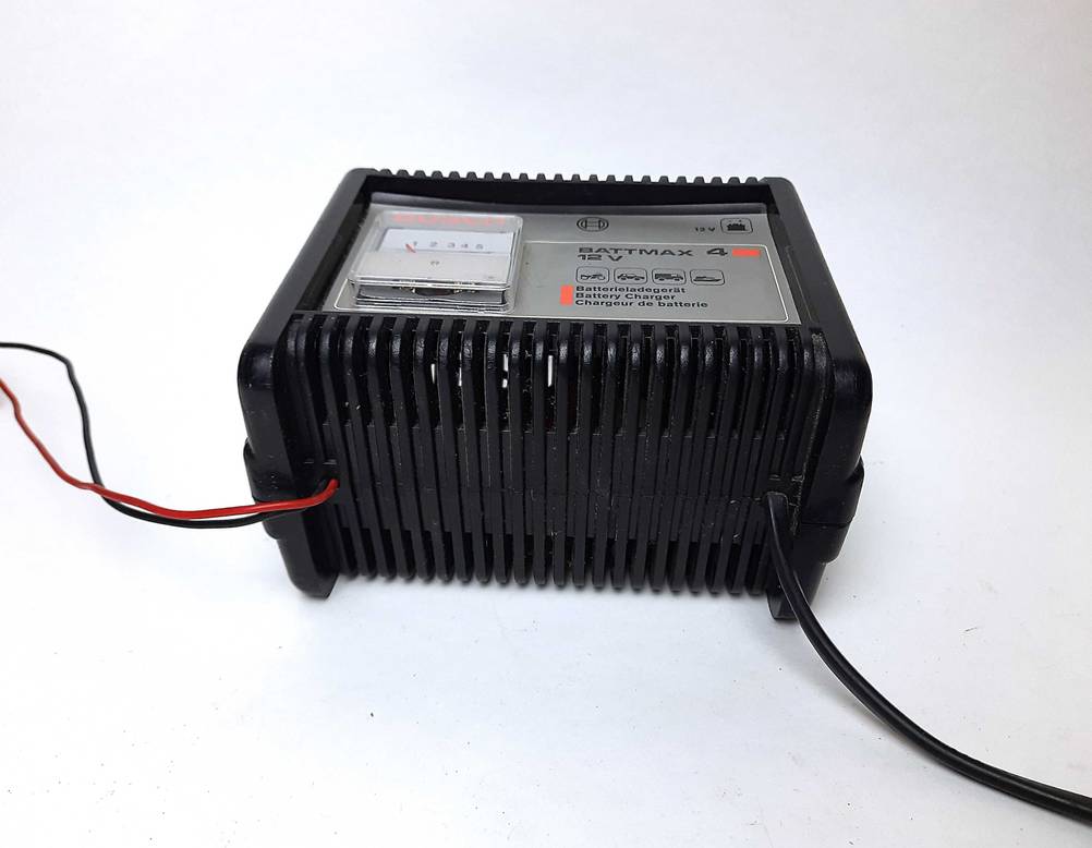 Getestet: Der Boden des Autobatterie-Ladegerätes.
