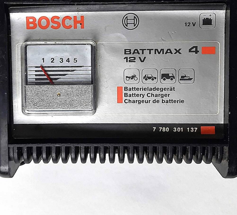 Autobatterie-Ladegerät im Test: Nahaufnahme der Informationen auf der Vorderseite des Gerätes.