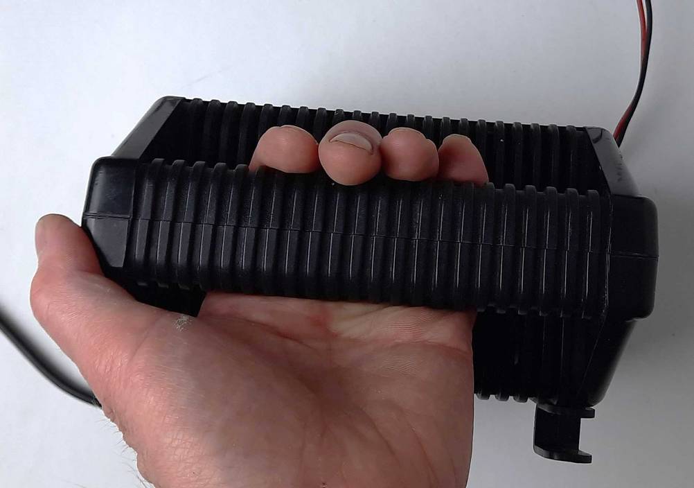 Autobatterie-Ladegerät getestet: Eine Hand am Griff.