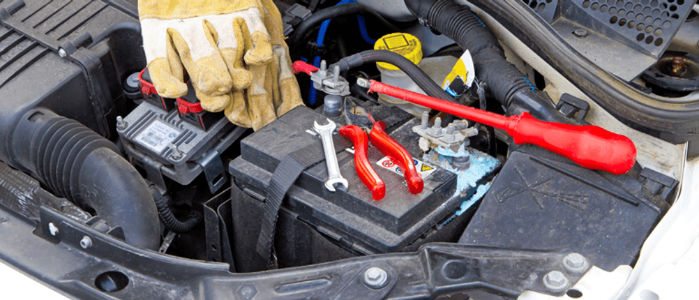 Autobatterie Test - Der Blick unter die Motorhaube.