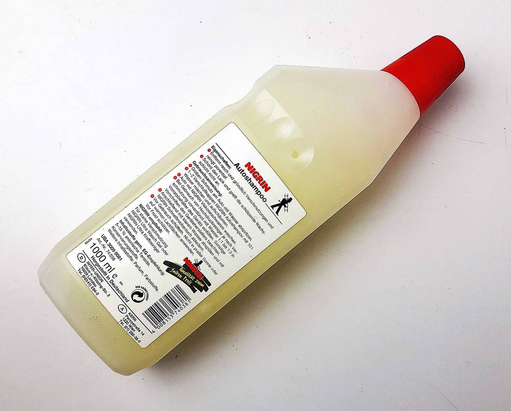 Eine Flasche des Autopflegemittel im Test mit der Rückseite nach oben auf einer hellen Fläche.