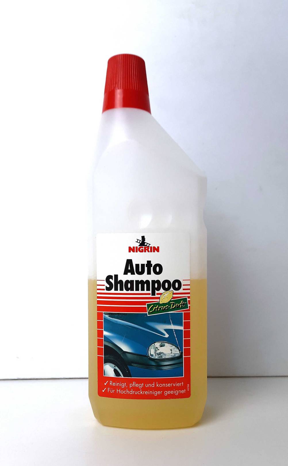 Das getestete Autopflegemittel von vorne vor einer hellen Fläche.