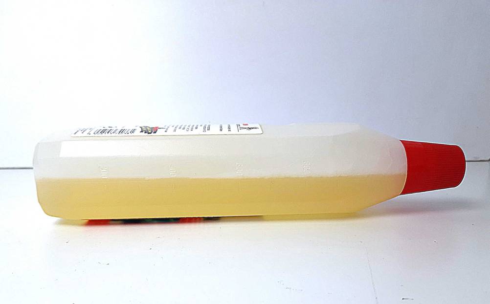 Seitenansicht der Flasche des Autopflegemittels im Test auf einer hellen Fläche liegend.