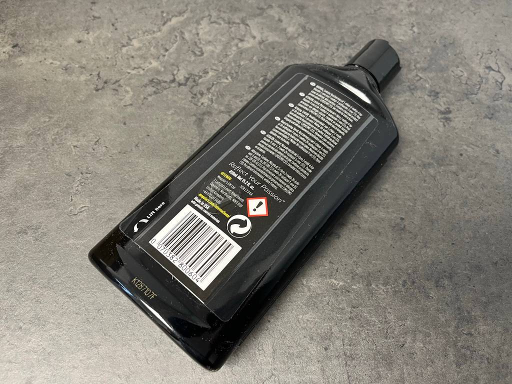 Auf dem Etikett von Autopolitur-Produkten finden Sie praktische Hinweise zur Anwendung und Zusammensetzung des Mittels.