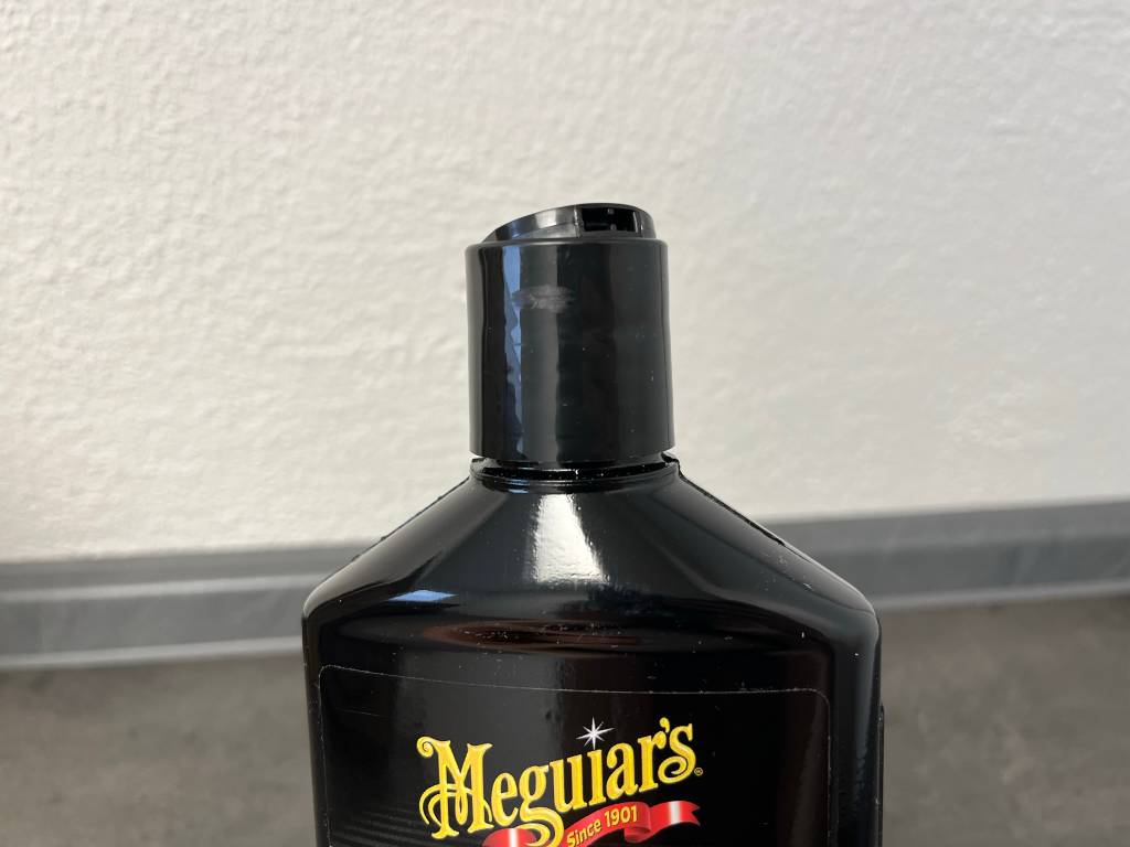 Meguiar’s Autpolitur G17216EU verfügt über eine einfach zu öffnende Dosierkappe.