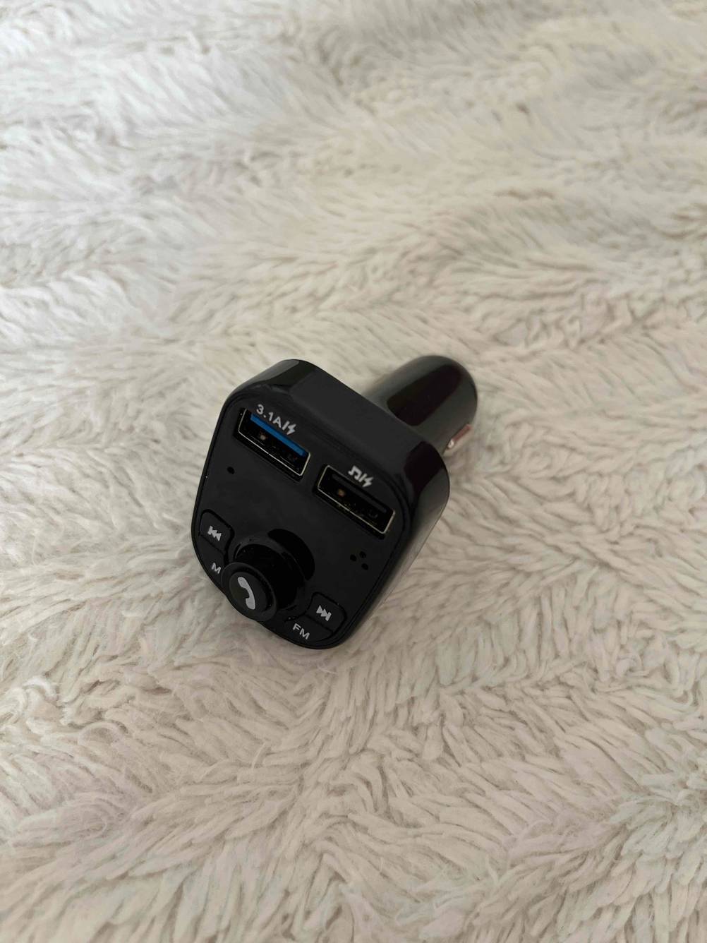 Anschlüsse von einem getesteten Autoradio mit Bluetooth-Funktion. 