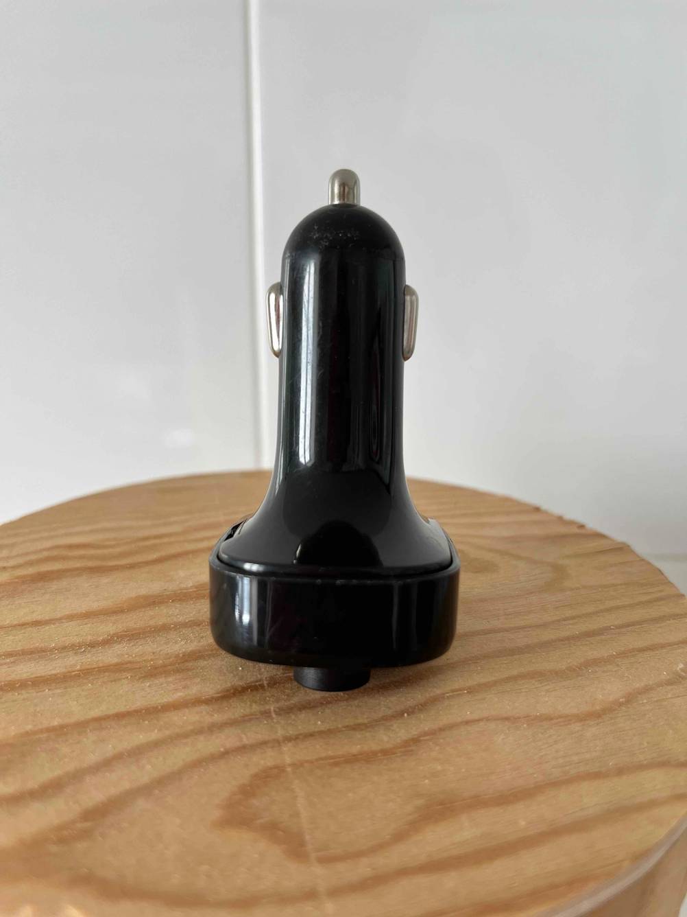 Auf einer Holzoberfläche befindet sich ein getestetes Autoradio mit Bluetooth-Funktion.