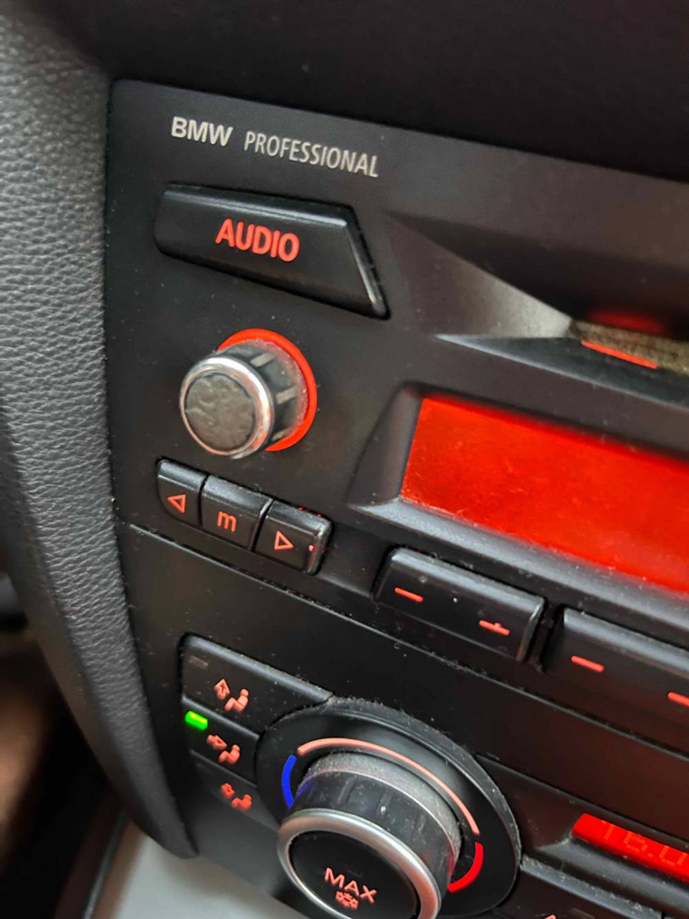 Das getestete Autoradio hat den Schriftzug BMW Professional.