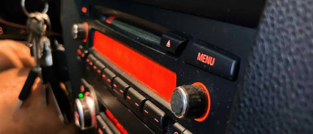 Das getestete Autoradio leuchtet auf.
