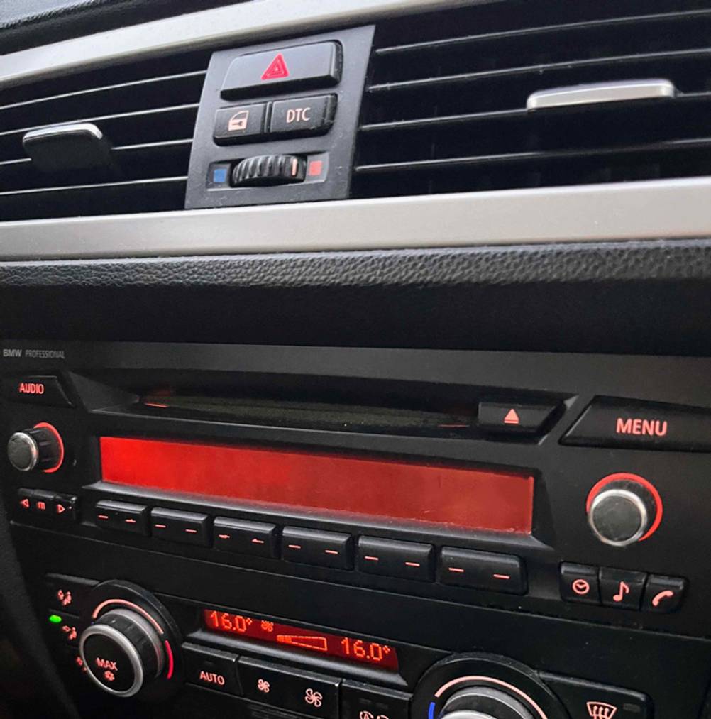 Ein getestetes Autoradio befindet sich eingebaut im Auto. 