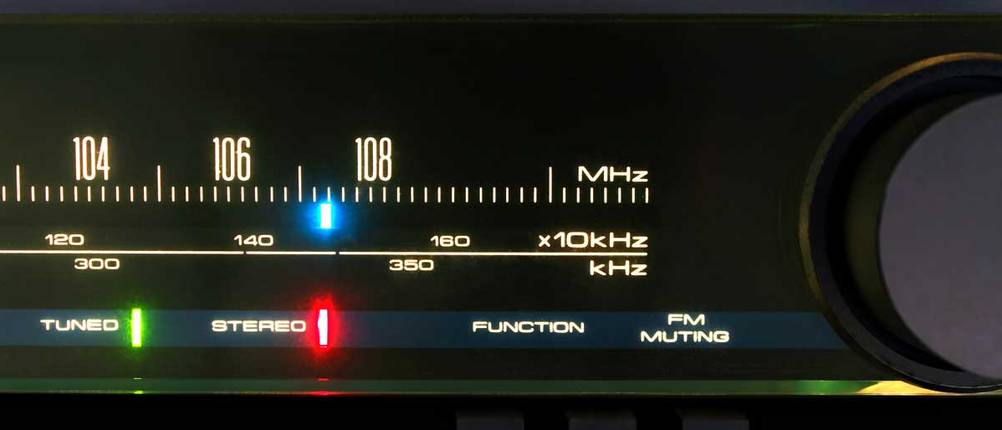Analoges Autoradio mit Frequenzspektrum