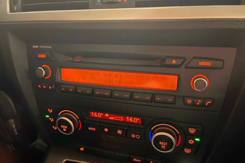 Ein getestetes Autoradio befindet sich eingebaut mit einer Freisprechanlage. 