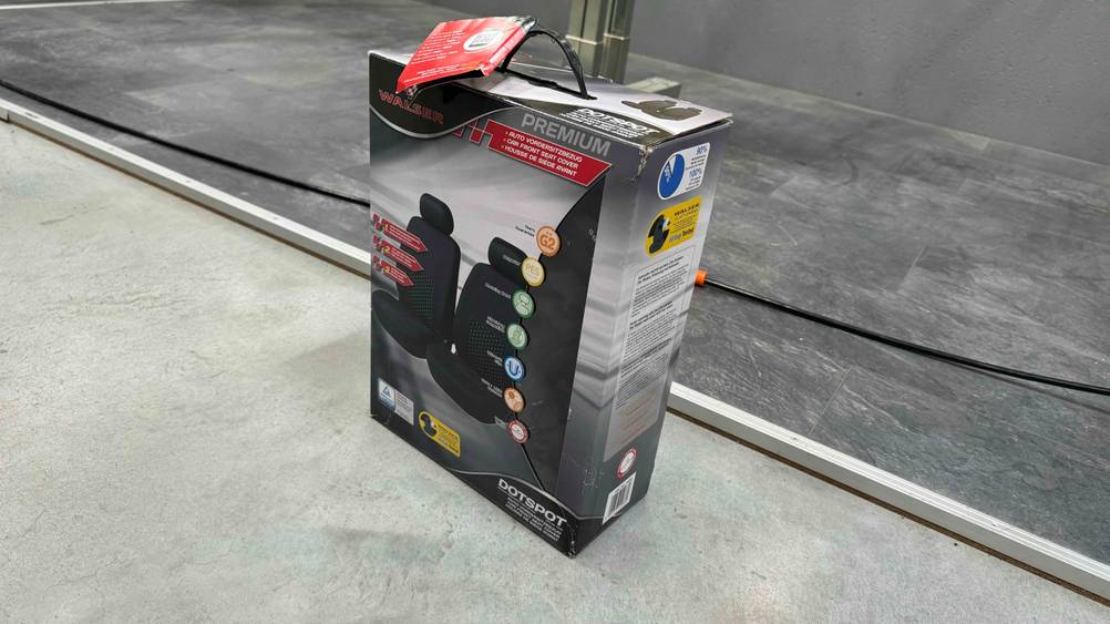 Autositzbezüge getestet: Eine Originalverpackung von der Seite auf einer grauen Fläche.