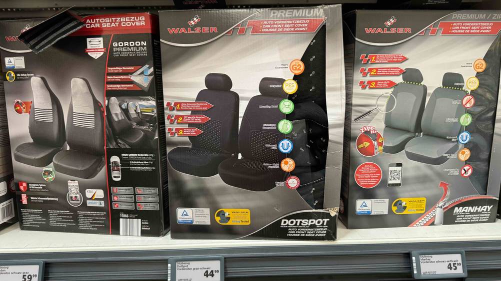 Getestet: Eine Packung der Autositzbezüge steht neben anderen Variationen im Regal mit Preisangaben.