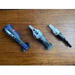 Drei Autostaubsauger liegen nebeneinander auf einem Tisch