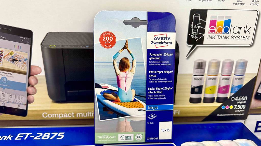 Fotopapier 10x15-Test: Eine Packung steht vor einem Druckerkarton.