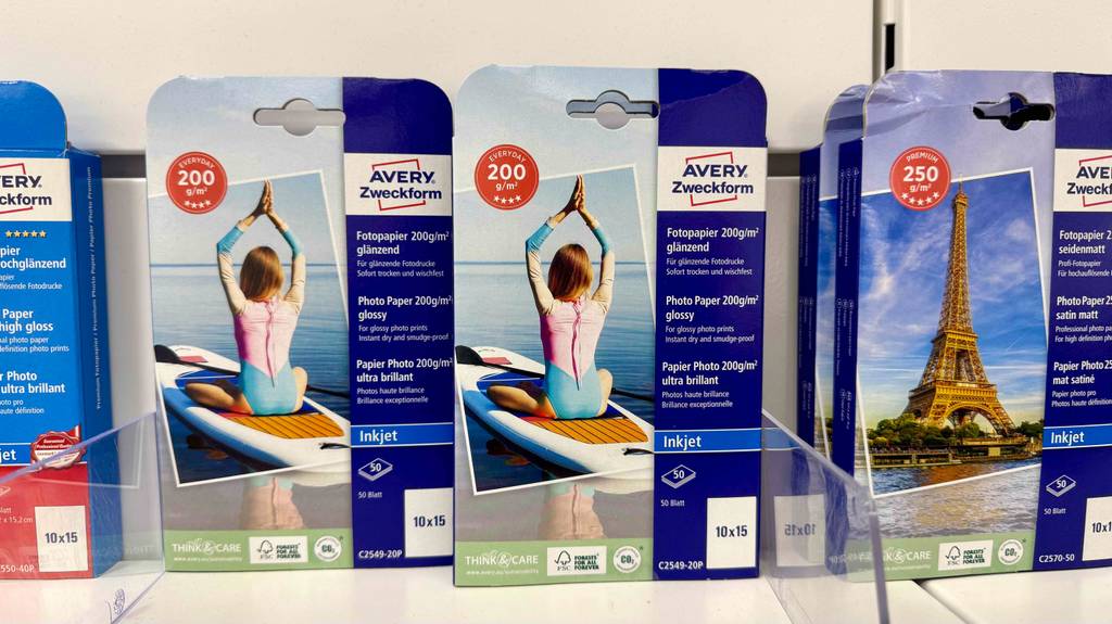 Fotopapier 10x15 im Test: Mehrere Packungen unterschiedlicher Ausführungen stehen in einem Regal.